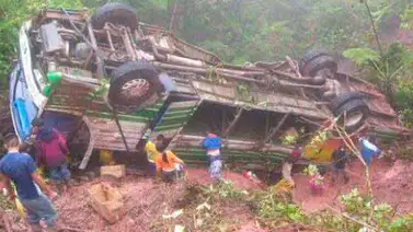 Accidente de autobús en Colombia dejo al menos tres muertos Accidente de autobús en Colombia dejo al menos tres muertos