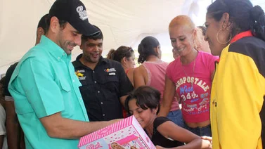 Capriles entrega juguetes a niños de los barrios