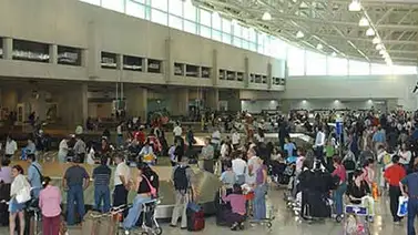 Arrestan a 3 jóvenes tras asaltar a 6 personas en Aeropuerto de Maiquetía Arrestan a 3 jóvenes tras asaltar a 6 personas en Aeropuerto de Maiquetía
