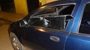 Hombre muere cuando un proyectil impactó en su carro