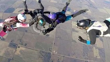 Mujer canadiense se hace un tatuaje mientras cae en paracaidas (+Video)