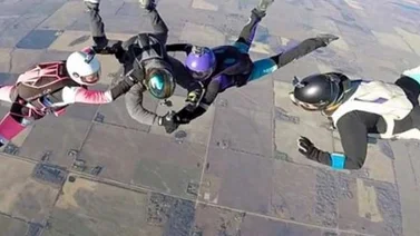 Mujer canadiense se hace un tatuaje mientras cae en paracaidas (+Video)