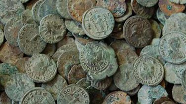 Granjero suizo encuentra tesoro de monedas romanas