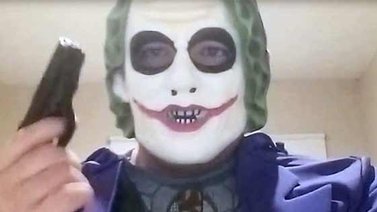 Hombre con máscara de Joker amenaza con matar a un árabe por semana