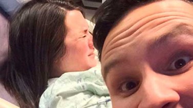 Selfie de un padre mientras su mujer da a luz