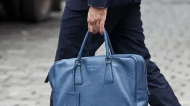 Se le abre el maletín en plena calle y miren lo que sale de él…(+Video) Se le abre el maletín en plena calle y miren lo que sale de él…(+Video)