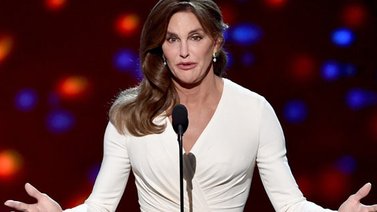 Desde un jacuzzi Caitlyn Jenner felicitó a su ex esposa por su cumpleaños (+Video)