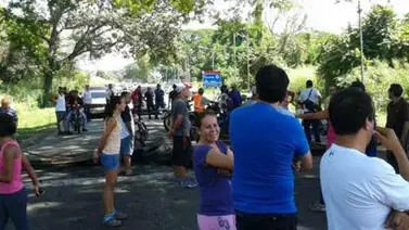 Habitantes de San Joaquín cierran las vías por falta de luz Habitantes de San Joaquín cierran las vías por falta de luz