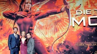 Mira quiénes calentaron el distrito al besarse en la premiere de "Sinsajo Parte 2″