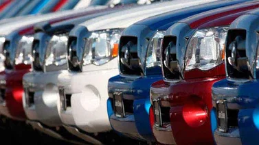 Un gentío está esperando por obtener un carro