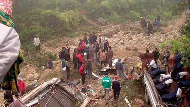 Autobús cae en un precipicio en Nepal y deja 30 muertos