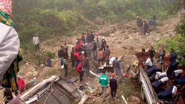 Autobús cae en un precipicio en Nepal y deja 30 muertos
