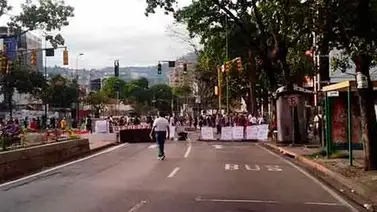 Refugiados trancan la Avenida Principal de la Urbina por protesta Refugiados trancan la Avenida Principal de la Urbina por protesta