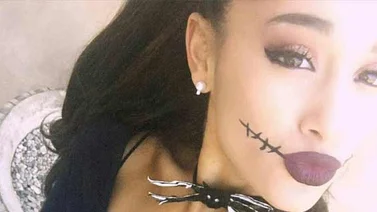 Asustaron a Ariana Grande en plena presentación