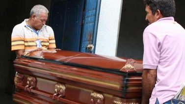 Niña muere accidentalmente al ahorcarse con una cuerda