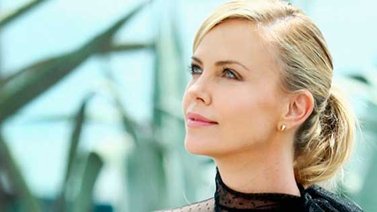 Charlize Theron causó revuelo con un vestido metálico