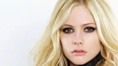 El pezón de Avril Lavigne quedó al descubierto con su disfraz de Halloween El pezón de Avril Lavigne quedó al descubierto con su disfraz de Halloween