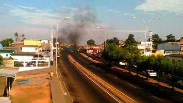 Manifestantes queman cauchos en San Félix