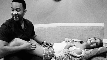 ¡John Legend y su esposa Chrissy Teigen por fin serán papás!