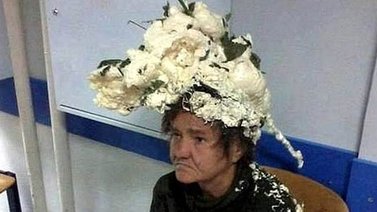 Confundió un aislante térmico con spray para el cabello y así quedó