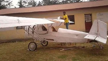 Niño construye un aeroplano mirando tutoriales en Youtube