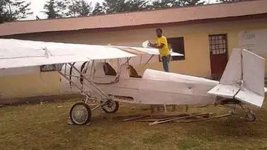 Niño construye un aeroplano mirando tutoriales en Youtube Niño construye un aeroplano mirando tutoriales en Youtube