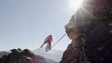 Ciclista cruza por una cuerda tendida a 112 metros de caída (+Vídeo) Ciclista cruza por una cuerda tendida a 112 metros de caída (+Vídeo)