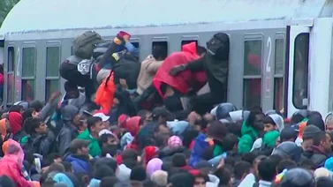 Migrantes desesperados por subirse en un tren en la frontera serbo-croata (+Vídeo)