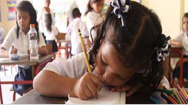A estudiantes les tocó repetir uniforme en este regreso a clases