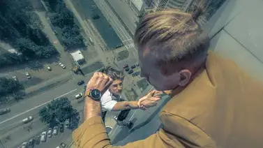 Freerunner se guinda de edificios en Dubai, Alemania y Francia Freerunner se guinda de edificios en Dubai, Alemania y Francia