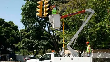 Alcaldía moderniza semáforos para mejorar el control vehicular Alcaldía moderniza semáforos para mejorar el control vehicular