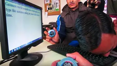 Rompe récord por escribir con la nariz a alta velocidad (Vídeo) Rompe récord por escribir con la nariz a alta velocidad (Vídeo)