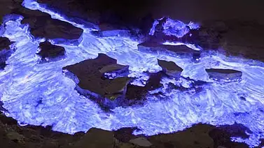 Fotógrafo revela imágenes de volcán que expulsa lava azul Fotógrafo revela imágenes de volcán que expulsa lava azul