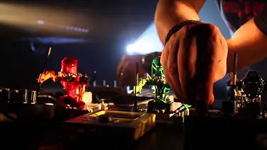 Productor italiano conforma una banda con piezas de LEGO (Vídeo) Productor italiano conforma una banda con piezas de LEGO (Vídeo)