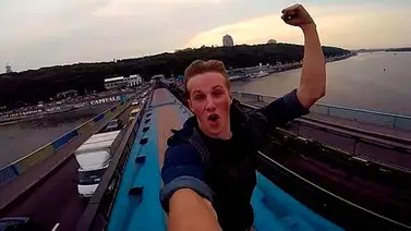 Joven corre por el techo de un tren en movimiento + Vídeo Joven corre por el techo de un tren en movimiento + Vídeo