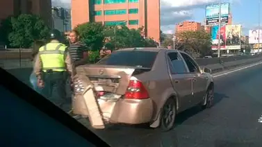 Vuelco de vehículo genera fuerte cola en la Francisco Fajardo Vuelco de vehículo genera fuerte cola en la Francisco Fajardo