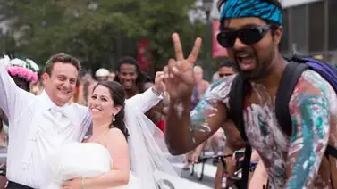 Novios se fotografían con ciclistas desnudos Novios se fotografían con ciclistas desnudos