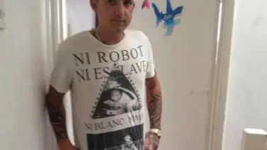 Su esposa lo dejó por tatuarse un pene en el muslo + Fotos Su esposa lo dejó por tatuarse un pene en el muslo + Fotos