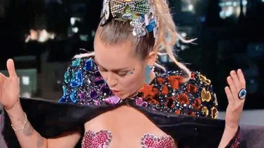 Milley Cyrus enseñó sus pechos en vivo + Vídeo