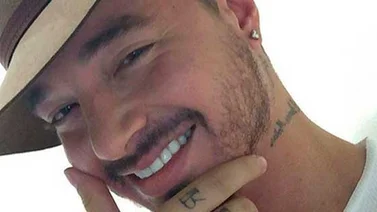 ¿J Balvin ahora como tatuador?