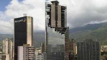 Realizan trabajos de demolición en la Torre Confinanzas en la Candelaria