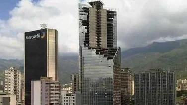 Realizan trabajos de demolición en la Torre Confinanzas en la Candelaria