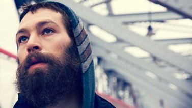 Ante banderas palestinas Matisyahu lanzó un mensaje de paz