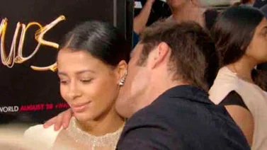 Zac Efron en una alfombra roja junto a su novia