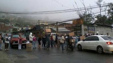 Vecinos de El Junquito se las pasan "secos"