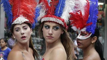 En fotos: Mujeres posan semidesnudas para turistas en Times Square