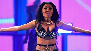 A Nicki Minaj se le salió el pezón en pleno concierto A Nicki Minaj se le salió el pezón en pleno concierto