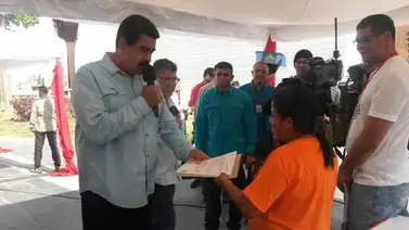 Maduro entrega camiones y Rif a Comunas Maduro entrega camiones y Rif a Comunas