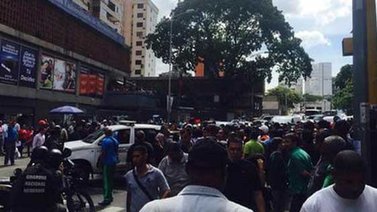 Reportan tiroteo en la avenida Casanova por robo en un Banco