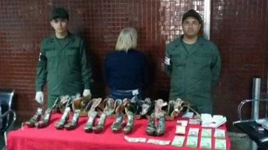 Agarran a mujer con cocaína dentro de 5 pares de sandalias